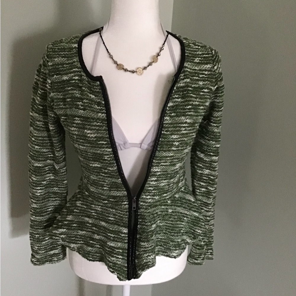Top sweater with zipper and faux Leather trimmings, 96% cotton.